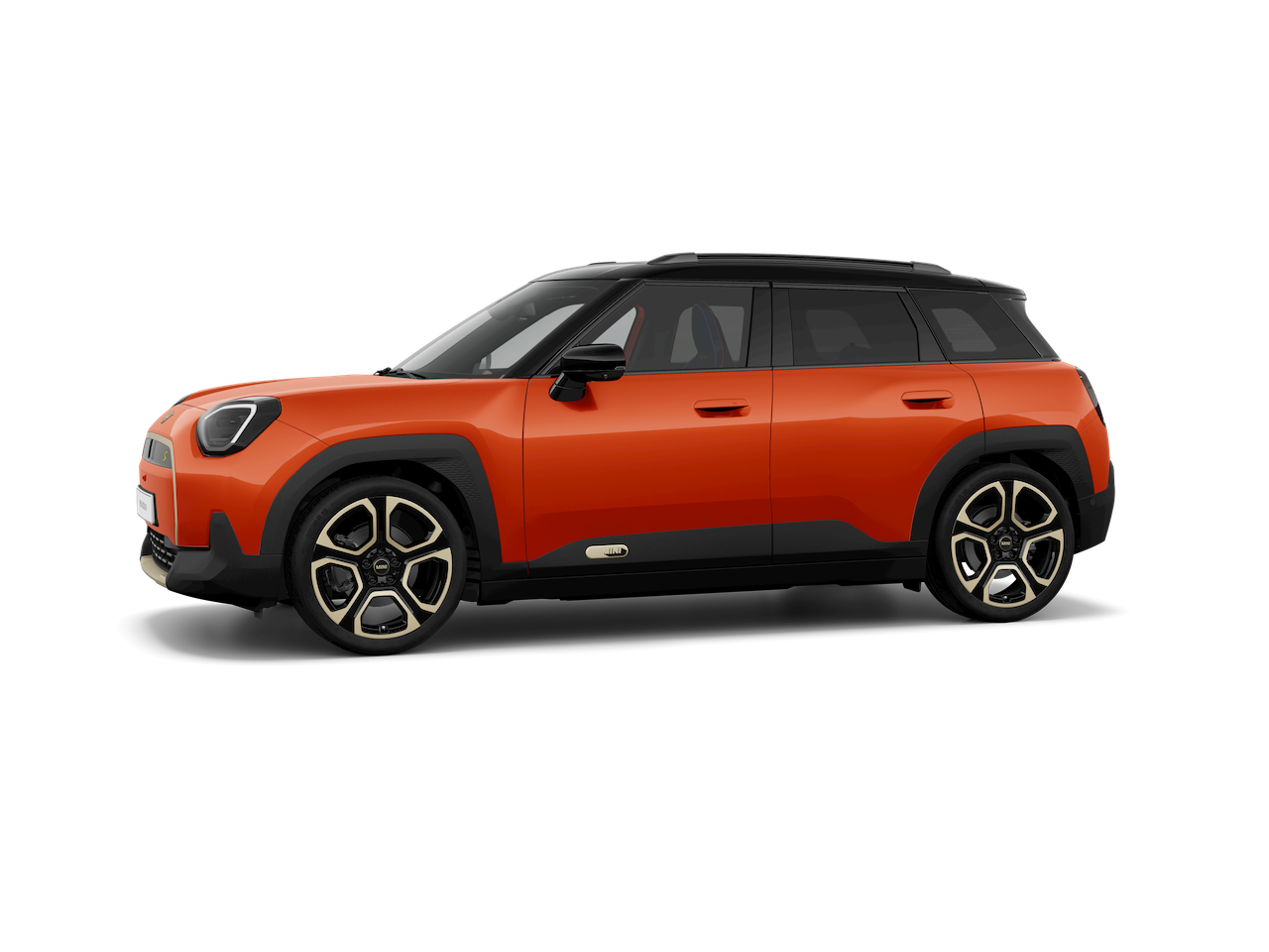 Ein MINI Aceman steht seitlich dargestellt vor einem dunklen Hintergrund.